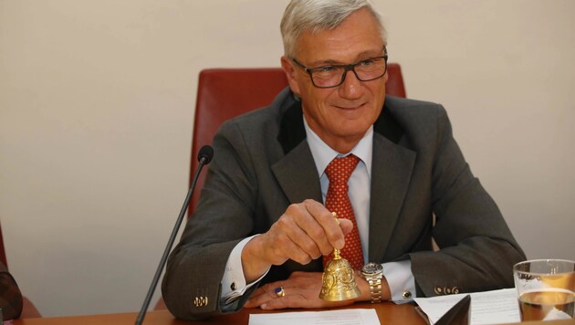 Stadtchef Harald Preuner (ÖVP) läutet am Montag die Sitzung ein. (Bild: Tschepp Markus)