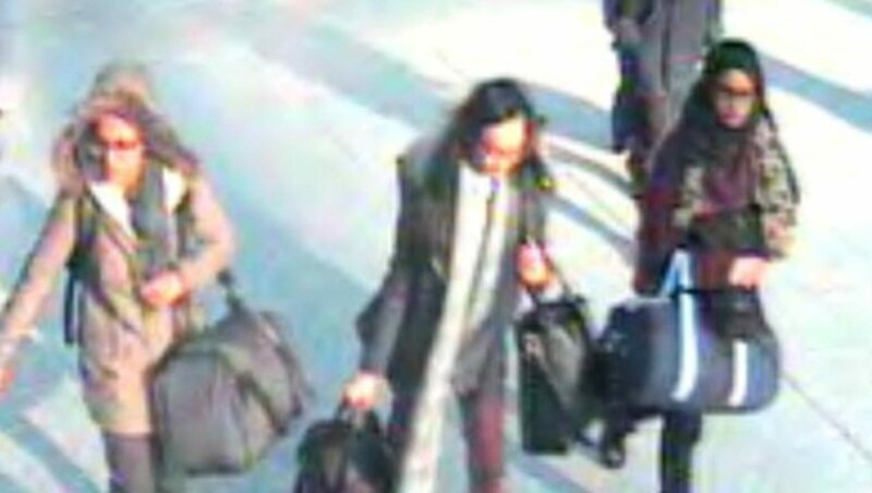 Die britischen Teenager Amira Abase, Kadiza Sultana und Shamima Begum (v.li.) am Flughafen Gatwick auf dem Weg zur Terrormiliz IS (Bild: AFP)