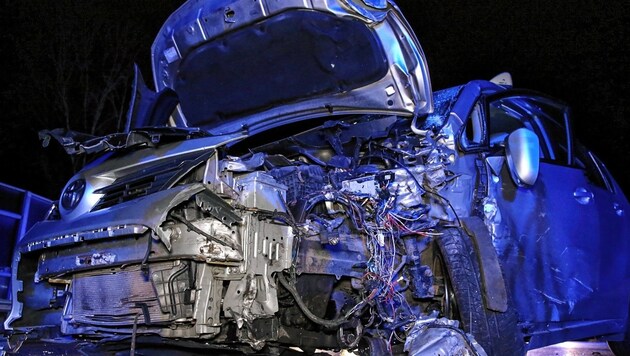 Das völlig zerstörte Auto der tödlich verunglückten Geisterfahrerin. (Bild: Markus Tschepp)