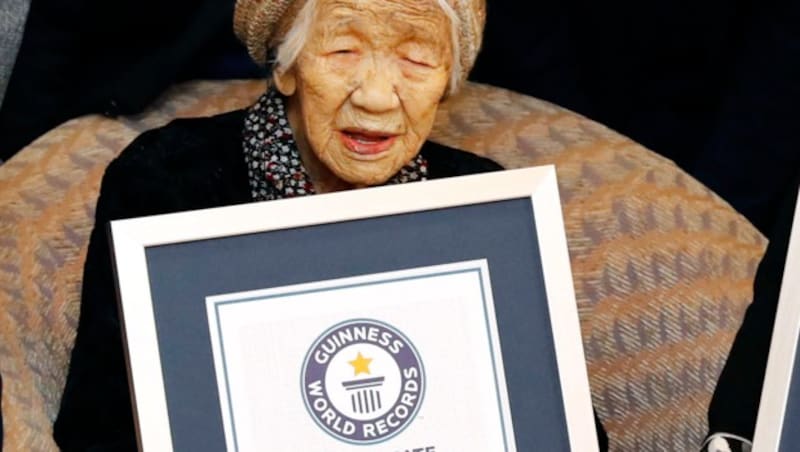 Tanaka mit ihrer Urkunde von Guinness World Records (Bild: AFP)