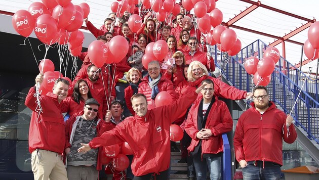 99 rote Luftballons: SPÖ-Spitzenkandidat Bernhard Auinger versammelte eine ganze Horde von Wahlhelfern vor dem Europark. (Bild: Tröster Andreas)