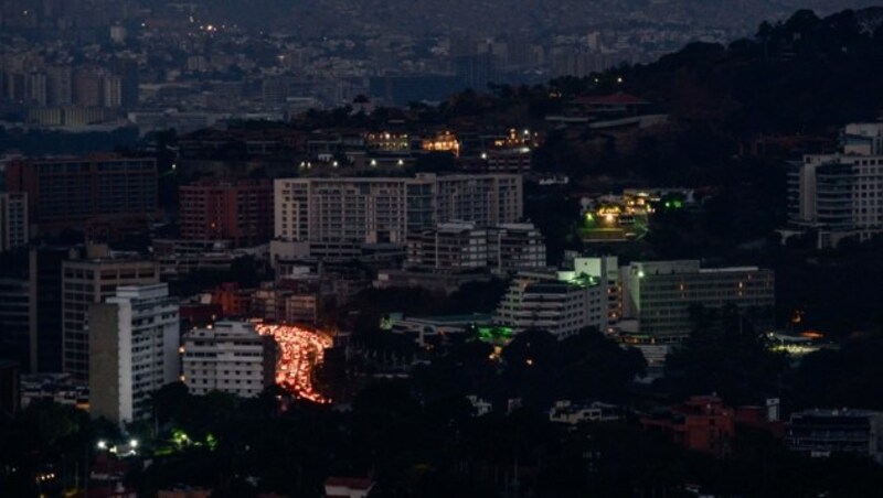 In Venezuelas Hauptstadt Caracas blieb es auch am Samstag weitgehend dunkel. (Bild: AFP)