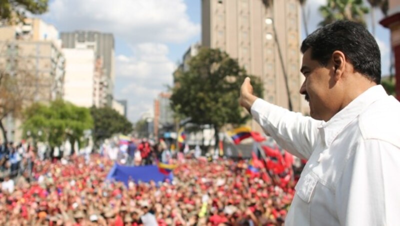 Maduro machte während einer Ansprache am Samstag vor Anhängern eine neuerliche Cyberattacke für die Stromausfälle verantwortlich. (Bild: AFP)