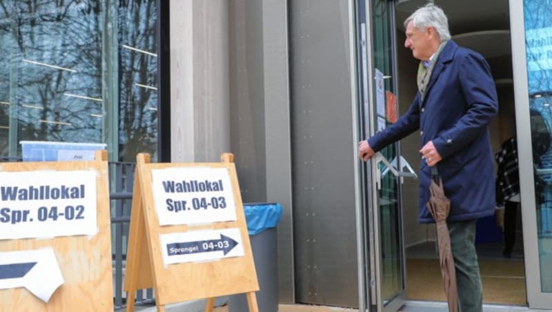 Bürgermeister Harald Preuner bei der Stimmabgabe (Bild: www.neumayr.cc)