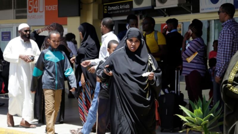 Verwandte von Passagieren der abgestürzten Maschine am Zielflughafen in Nairobi (Bild: AP)