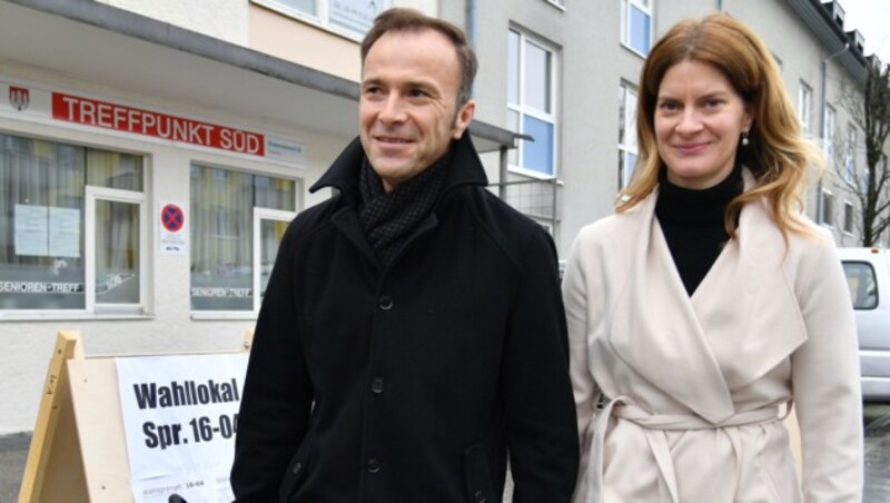 SPÖ-Spitzenkandidat Bernhard Auinger mit seiner Frau Marie-Christin (Bild: APA/BARBARA GINDL)