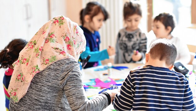 Integrationsassistenten helfen. Jedes vierte Grazer Kindergartenkind mit Deutschproblemen. (Bild: Uwe Anspach / dpa / picturedesk.com)