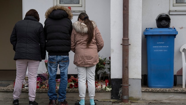 Trauernde legten Blumen und Kerzen vor dem Haus ab, in dem Cynthia ermordet wurde. (Bild: APA/dpa/Boris Roessler)