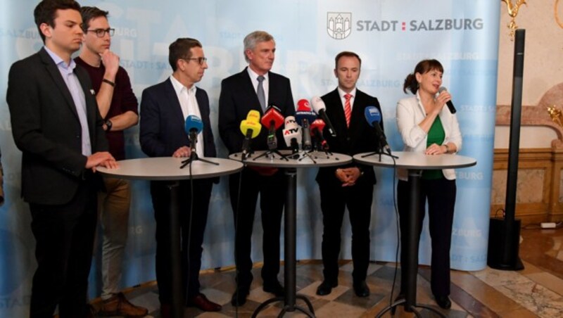 Lukas Rösslhuber (NEOS), Kay-Michael Dankl (KPÖ), Andreas Reindl (FPÖ), Bürgermeister Harald Preuner (ÖVP), Vizebürgermeister Bernhard Auinger (SPÖ) und die Spitzenkandidatin der Bürgerliste, Martina Berthold (Bild: APA/BARBARA GINDL)