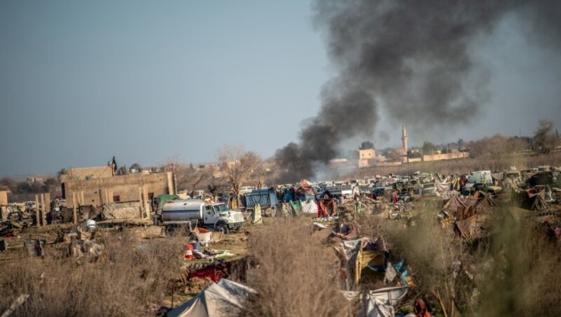 Rauch steigt über einem Zeltlager des IS in Baghouz auf. (Bild: AFP )