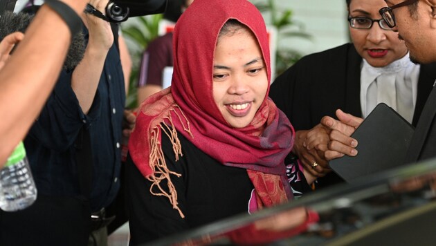 Die Indonserin Siti Aisyah kann ihr Glück kaum fassen: Überraschend wurde sie als Verdächtige im Mord am Halbbruder von Kim Jong Un freigelassen. (Bild: AFP)