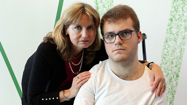 Der 20-jährige Gerhard L. mit seiner Tante Anita Wieser, die sehr für ihren Neffen kämpft. „Es geht ihm richtig schlecht.“ (Bild: Christian Jauschowetz)