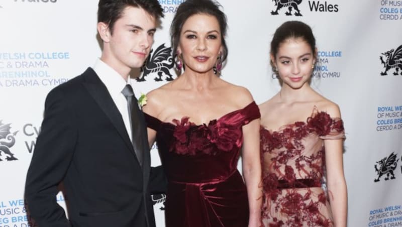 Catherine Zeta-Jones mit ihren Kindern Dylan Michael Douglas und Carys Zeta Douglas (Bild: 2019 Getty Images)