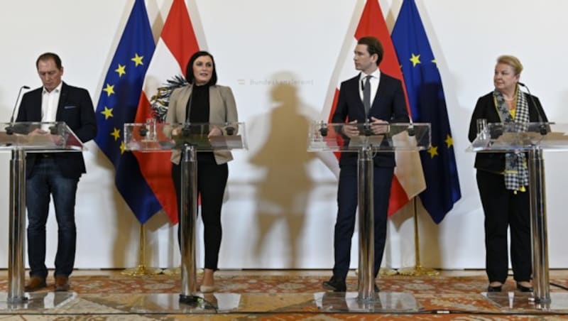 Von links nach rechts: Landwirtschaftskammer-Chef Josef Moosbrugger, Ministerin Köstinger, Kanzler Kurz und Tierschutzministerin Beate Hartinger-Klein bei der Pressekonferenz (Bild: APA/HANS PUNZ)