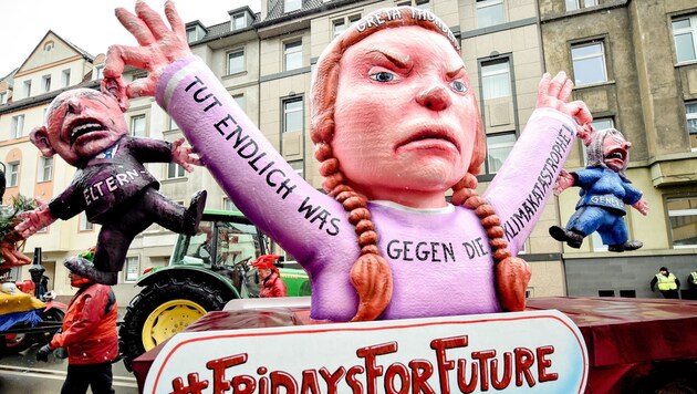 Die schwedische "Klimastreik"-Ikone Greta Thunberg als Figur bei Umzügen. (Bild: EPA/KIRSTEN NEUMANN)