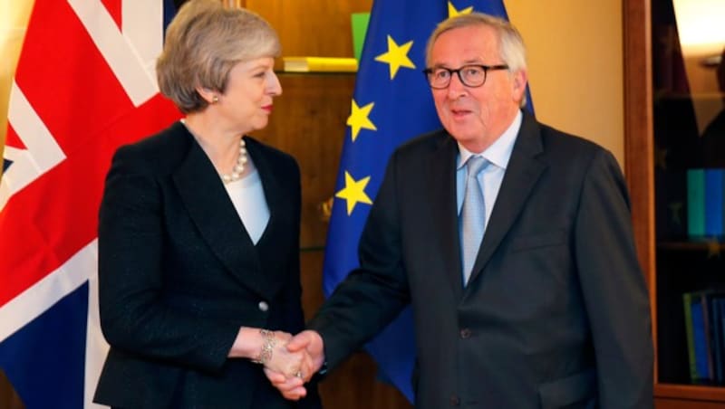 Premierministerin Theresa May und EU-Kommissionspräsident Jean-Claude Juncker bei ihrem Krisentreffen in Straßburg (Bild: AP)