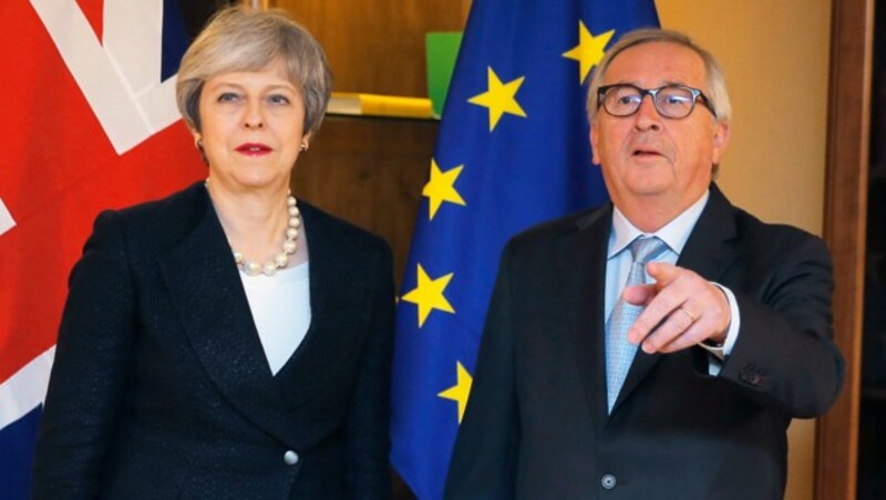 Premierministerin Theresa May und EU-Kommissionspräsident Jean-Claude Juncker (Bild: AP)