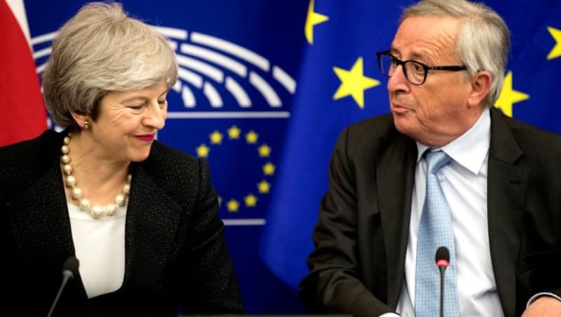 May und Juncker traten nach der erzielten Einigung vor die Presse. (Bild: AP)