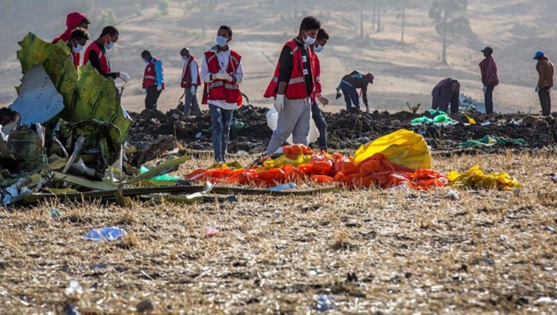 Hilfskräfte suchten an der Absturzstelle in Äthiopien nach Opfern. (Bild: AP)