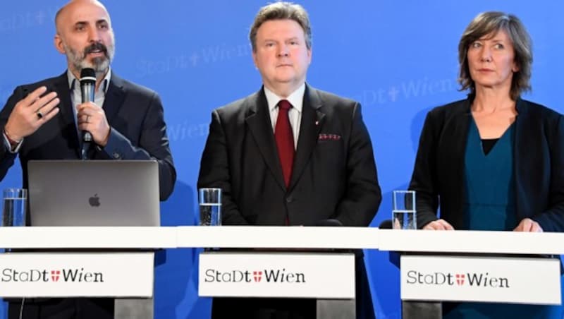 Der Soziologe und Politikberater Kenan Güngör (li.), Bürgermeister Michael Ludwig (SPÖ) und Gemeinderätin Birgit Hebein (Grüne) (Bild: APA/HANS KLAUS TECHT)