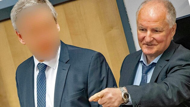 Der Angeklagte (li.) und sein Anwalt Thomas Praxmarer (Bild: APA/EXPA/JOHANN GRODER)