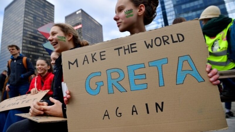 „Make the world Greta again“, fordert dieses Mädchen in Belgien mit einem Wortspiel mit Greta Thunbergs Namen. (Bild: AFP )