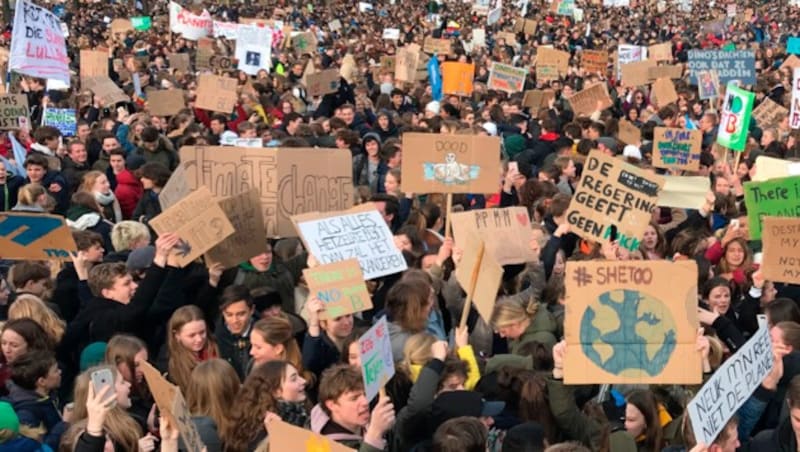 Auch in den Niederlanden folgten Tausende junge Menschen bereits dem Aufruf, für eine bessere Umwelt auf die Straße zu gehen. (Bild: AP)