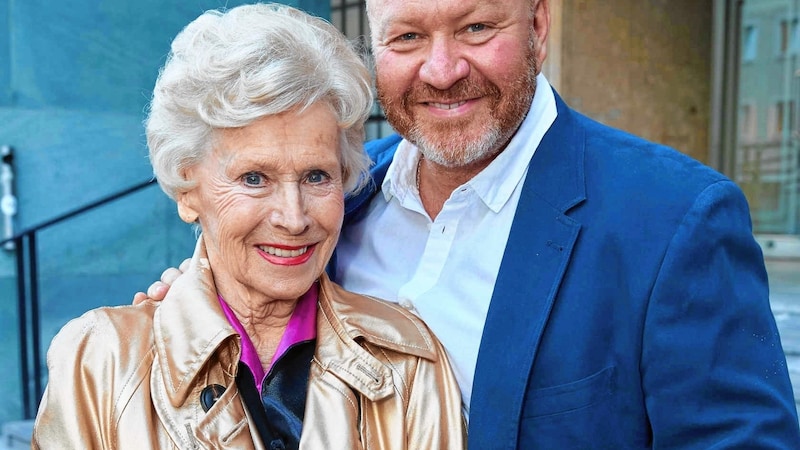 Waltraut Haas mit ihrem Sohn Marcus Strahl, dem Intendanten der Wachausfestspiele in Weißenkirchen. (Bild: Starpix/ Alexander TUMA)