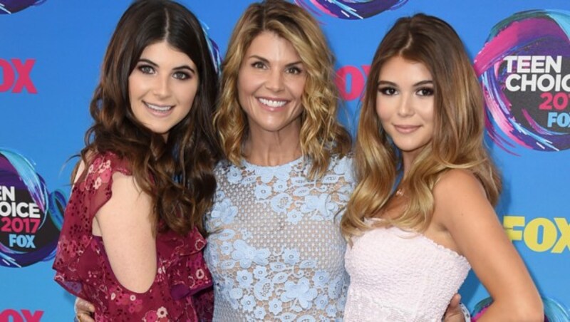 Lori Loughlin mit ihren Töchtern Bella (links) und Olivia Jade (Bild: APA/AP)