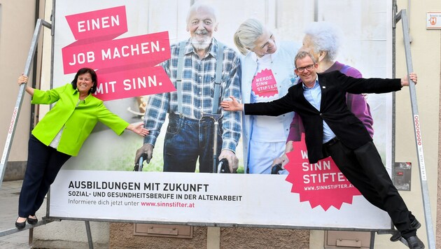Auch ein ernstes Thema wie die Altenpflege verträgt Humor: Landesrätin Birgit Gerstorfer und Sozialer Netzwerker Martin König enthüllen die Sinnstifter-Plakatkampagne. (Bild: © Harald Dostal)
