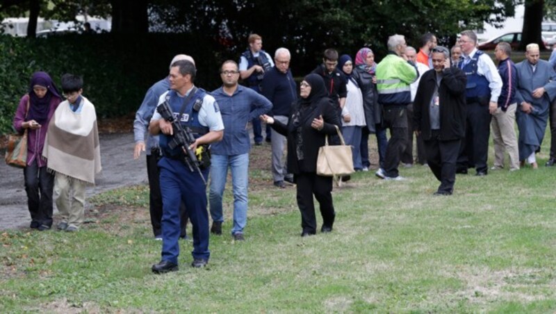 Die Polizei beschützt Zeugen des Angriffs auf die Al-Noor-Moschee. (Bild: AP)