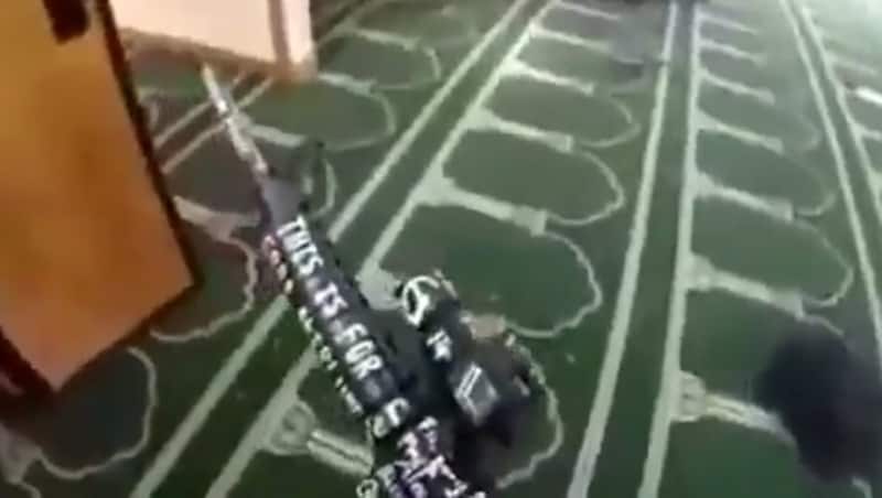 Mit automatischen Gewehren ging der Schütze in die Moschee und schoss auf alle Menschen, die er sah. (Bild: Screenshot twitter.com)