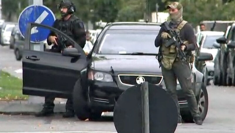 Schwer bewaffnete Spezialkräfte in Christchurch (Bild: APA/AFP/TV NEW ZEALAND/LAURENT FIEVET)