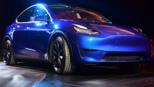 Das Model Y von Tesla gehört zu den beliebtesten E-Autos in Norwegen. (Bild: APA/AFP/Frederic J. BROWN)