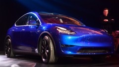 The police are looking for the driver of a blue Tesla. (Bild: ASSOCIATED PRESS)