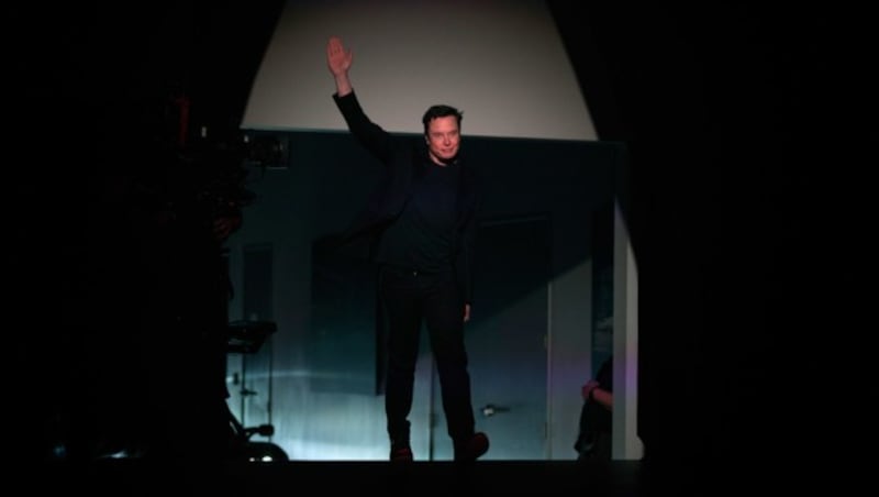 Tesla-Boss Elon Musk wird gefeiert wie ein Rockstar ... (Bild: ASSOCIATED PRESS)