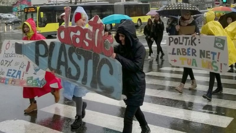 Schüler-Demo für Klimaschutz in Vorarlberg (Bild: APA/JOCHEN HOFER)