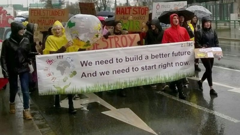 Schüler-Demo für Klimaschutz in Vorarlberg (Bild: APA/JOCHEN HOFER)