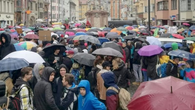 Schüler-Demo für Klimaschutz in Innsbruck (Bild: APA/MARKUS STEGMAYR)