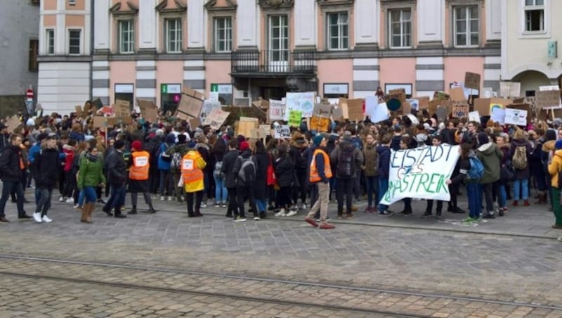 Schüler demonstrieren in Linz. (Bild: APA/HEINZ PETER ZIEGLER)