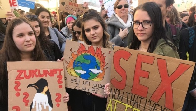 Ina, Laura und Melanie, die drei 18-Jährigen Mädchen von der WIMO, wollen ein Zeichen gegen die Erderwärmung setzen. (Bild: Clara Steiner)