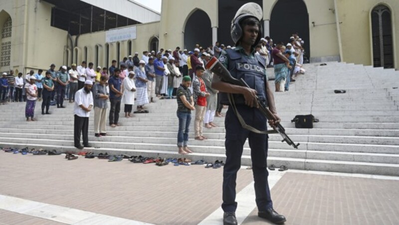 In einer Moschee in Dhaka in Bangladesch werden Betende von der Polizei beschützt. (Bild: AFP)