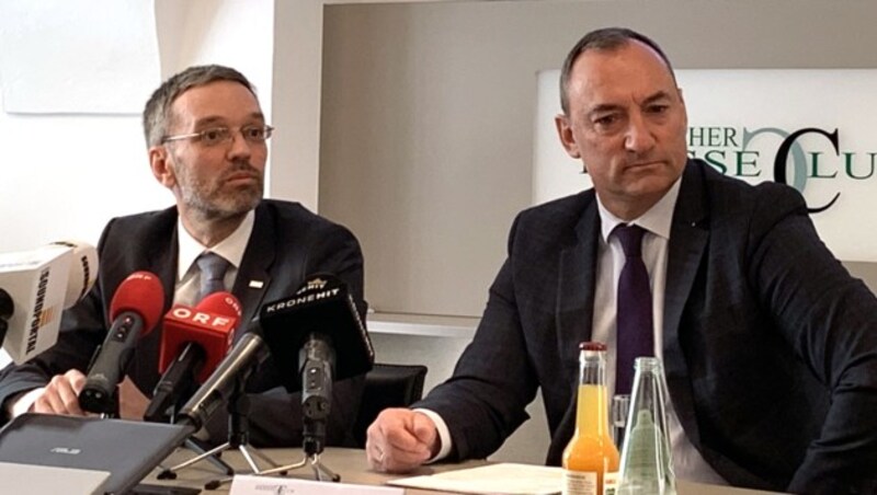 Innenminister Herbert Kickl und der Grazer Vizebürgermeister Mario Eustacchio (beide FPÖ) bei der Pressekonferenz (Bild: APA/INGRID KORNBERGER)