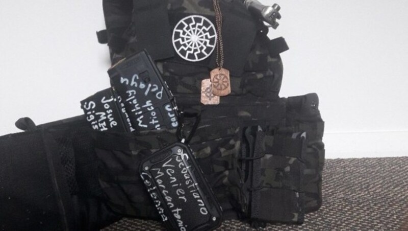 Auf Tarrants Rucksack prangt das Nazi-Symbol „Schwarze Sonne“ - drei Hakenkreuze übereinander. (Bild: twitter.com)