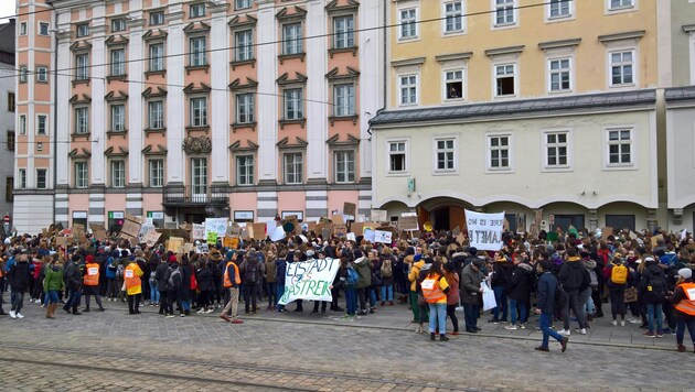 3000 kamen zur Schülerdemo in Linz (Bild: APA/HEINZ PETER ZIEGLER)