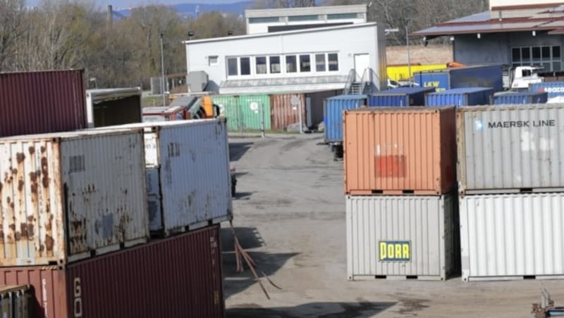 Polizeieinsatz im Wiener Hafen, wo die Beamten rund um einen Schiffscontainer erhöhte Strahlung feststellten. Die Fässer werden hinter dieser weißen Tür gelagert. (Bild: Klemens Groh)