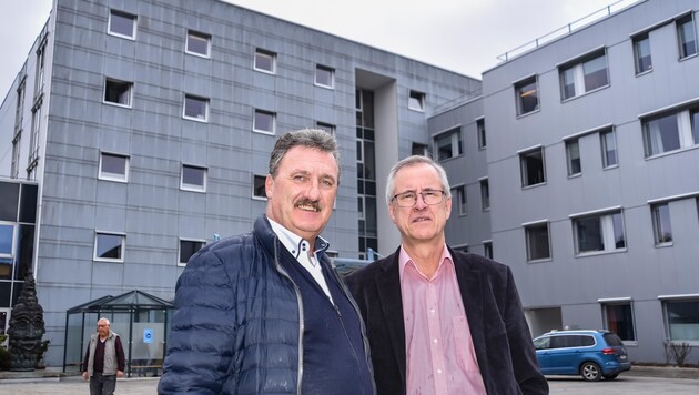 Verbandsobmann Rudolf Puecher (li.) und sein Stellvertreter Josef Dillersberger sehen keine großen Veränderungen auf das Krankenhaus Kufstein zukommen. (Bild: Berger Hubert)