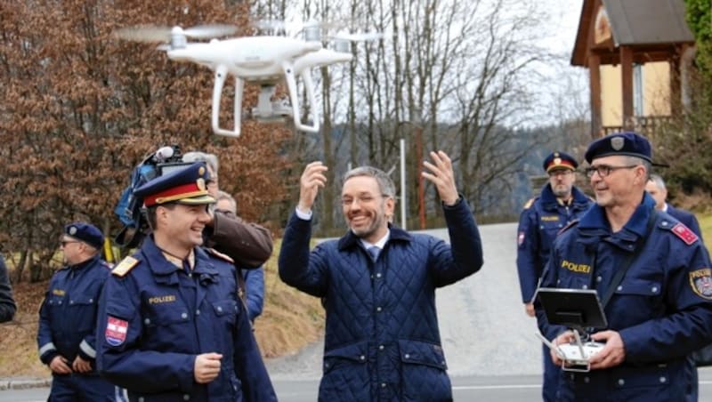 Herbert Kickl und Polizeidirektor Gerald Ofner (links) bei der Präsentation in Freiland bei Deutschlandsberg (Bild: Christian Jauschowetz)