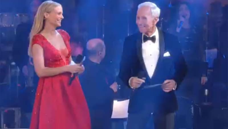 Mirjam Weichselbraun und Klaus Eberhartinger in der ersten Show (Bild: ORF)