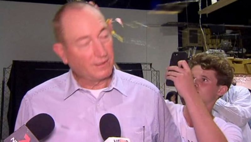 Den Rechtsaußen-Abgeordnete Fraser Anning trifft ein Ei am Kopf. (Bild: AP)